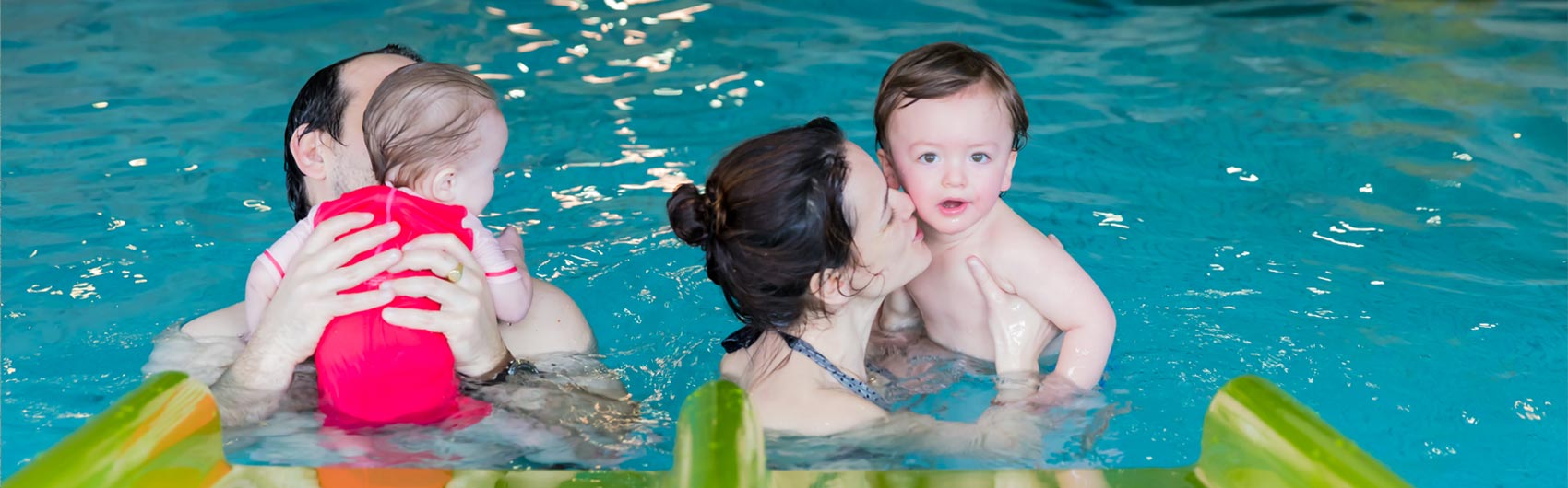 Bébé nageurs, petits baigneurs au centre Aquazen de Coublevie, Isère